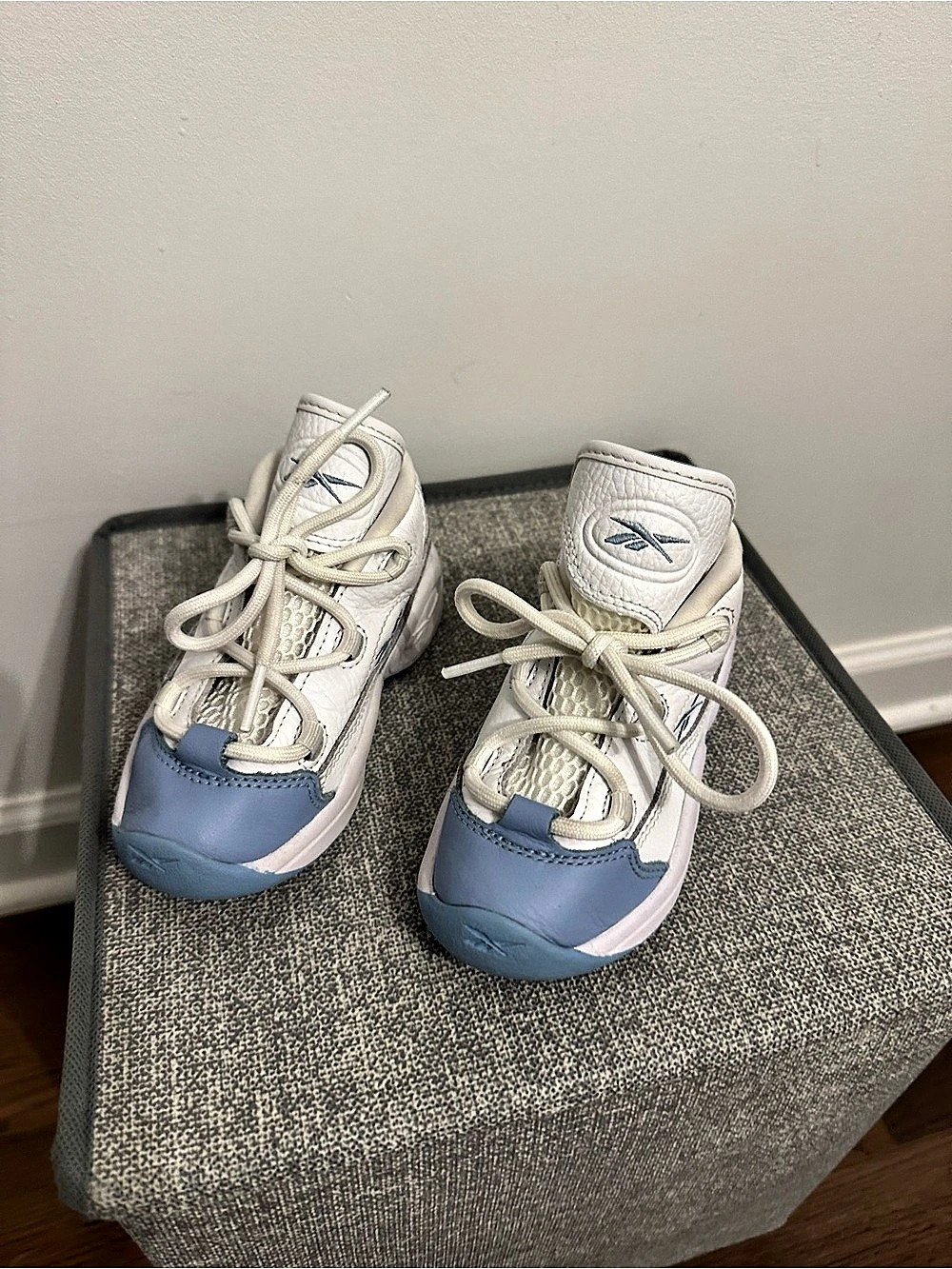 Reebok Unisex Kids Leather Athletic Sneakers White Blue Lace Up US 9 HR1063